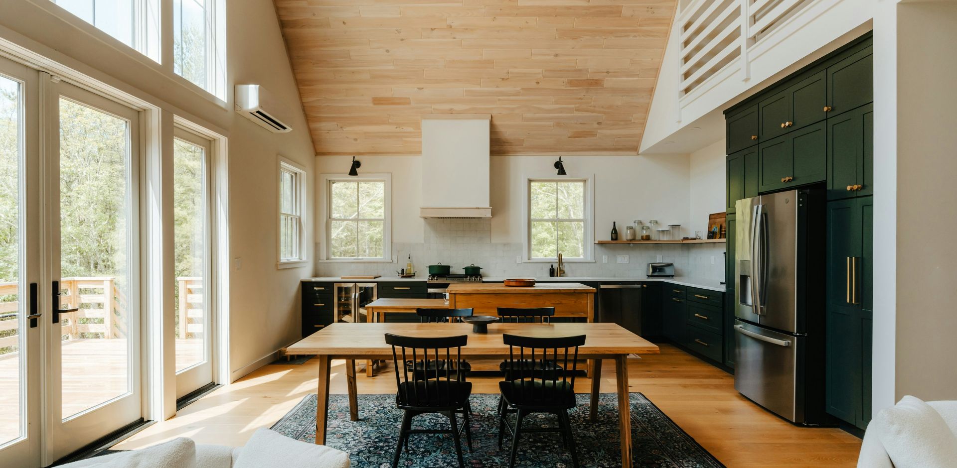 Photo d'un intérieur de maison design avec ouverture de mur porteur